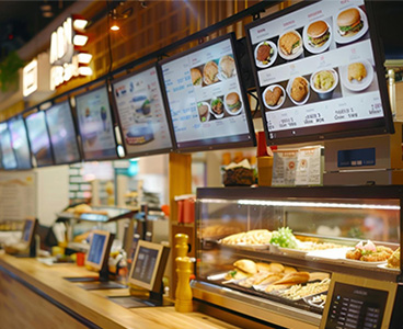 クイックサービスレストラン (Quick-Service Restaurant：QSR) は進化を続けており、もはや「速さ」だけが求められる時代ではありません。現在の消費者は、よりシームレスで、パーソナライズされ、視覚的にも魅力的な注文体験を期待しています。こうしたニーズに応えるため、QSR事業者は店舗へより高度なスマート技術を導入し、サービス効率の向上、待ち時間の短縮、そして柔軟な店舗運営の実現...
